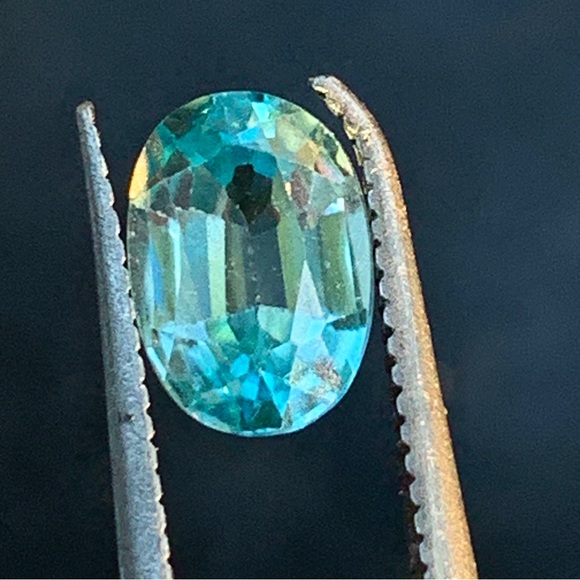 1.98 Carat Oval Blue Zircon - Precision Faceting - PLEASE SEE VIDEO - Picture 3 of 17